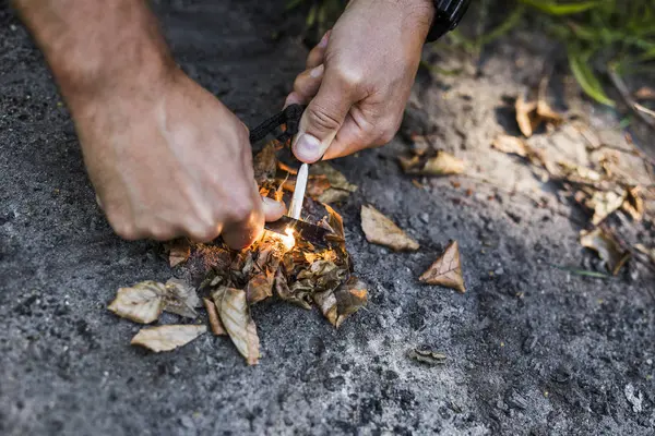 Hombre Encendiendo Fuego Campamento Tierra —  Fotos de Stock