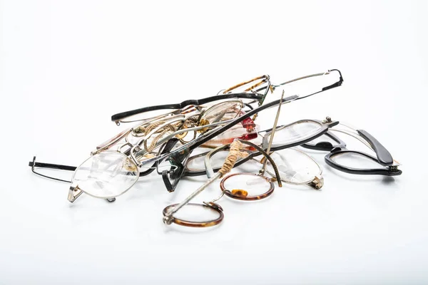 Grupo Gafas Retro Rotas Sobre Fondo Blanco Concepto Cuidado Ocular —  Fotos de Stock