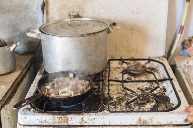 Domuz eti kızartma tavada eski bir gaz sobası, retro