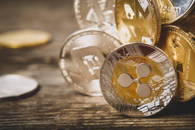Cryptocurrency, ahşap yüzeyde Monero Dash Litecoin Bitcoin Ethereum dalgalanma, makro boşaltmak için metin ile Hatıra paraları