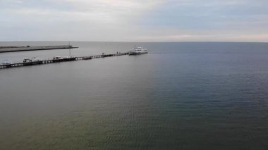 Tekne iskelesi hava görünümünü. Skadovsk şehirden Dzharylhach, Ukrayna adaya seyahat etmek yer