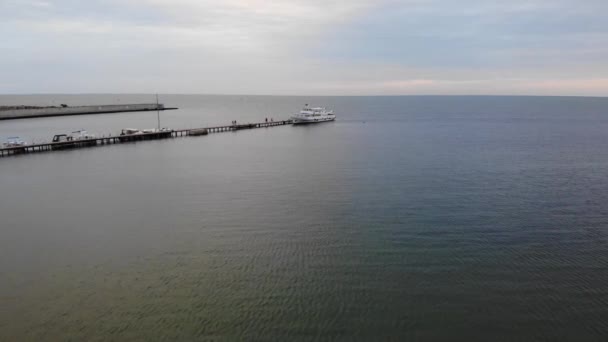 船码头的鸟瞰图 Skadovsk 城市到乌克兰 Dzharylhach 岛的旅行地点 — 图库视频影像