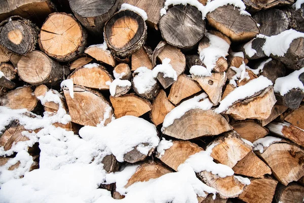 Brennholzhaufen Aus Eiche Mit Schnee Bedeckt Vorbereitung Auf Die Wintersaison lizenzfreie Stockbilder