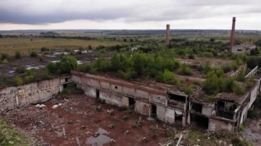 Fabrika, ağaçlar çatıda, havadan görünümü yok