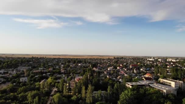 Vista aérea de la ciudad de Skadovsk, centro turístico para niños y ciudad portuaria en el Mar Negro, Ucrania — Vídeo de stock