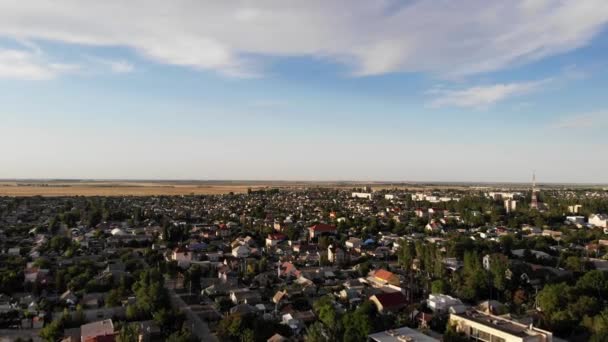 Vista aérea de la ciudad de Skadovsk, centro turístico para niños y ciudad portuaria en el Mar Negro, Ucrania — Vídeo de stock