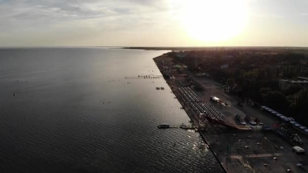Nábřeží města město Skadovsk, západ slunce, dětské resort a přístav na černém moři, Ukrajina — Stock video