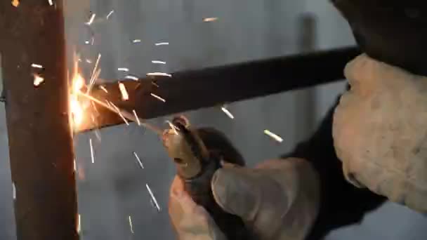 Welding Metal Construction Eye Protection Using Welding Helmet Personal Safety — Stock Video