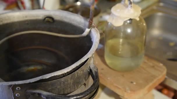 Příprava Moonshine Doma Destilační Proces Chladicí Systém Moonshine Přístroje — Stock video