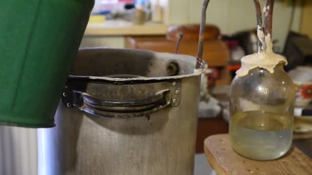 Προετοιμασία Ένα Λαθραίο Ποτό Στο Σπίτι Διαδικασία Της Απόσταξης Αντικαθιστώντας — Αρχείο Βίντεο