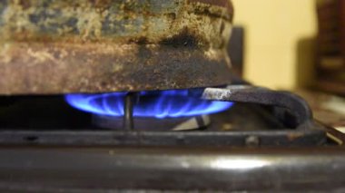 Fermantasyon çözüm üzerinde gaz sobası ile pota Isıtma. Evde, kaçak içki damıtma işlemi bir hazırlık.