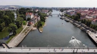 Tuna Nehri ve Stone Bridge, Regensburg şehir, Almanya ömrünü havadan görünümü