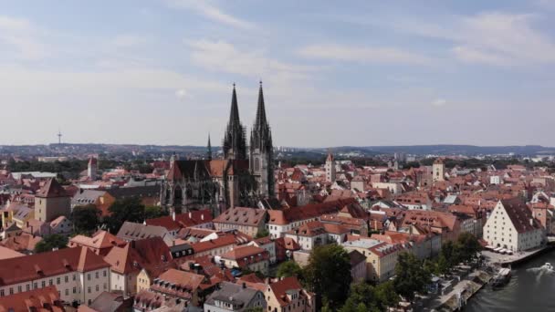 Vista aérea de la arquitectura de la ciudad de Ratisbona, Catedral Iglesia de San Pedro y el río Danubio, Baviera, Alemania — Vídeos de Stock