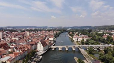 Uçuş Tuna Nehri, dümdüz bir taş köprü ve köprü sevgili, 4k. Regensburg, Almanya'nın havadan görünümü