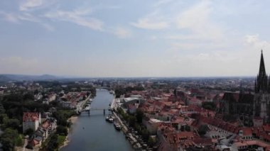 Regensburg şehir, yumuşak büküm üzerinde uçuş. Tuna Nehri, Regensburg Katedrali ve mimari hava görünümünü. Almanya