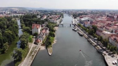 Havadan görünümü Tuna Nehri ve Regensburg, Almanya. Aşağı, 4k pürüzsüz kökenli tekniği