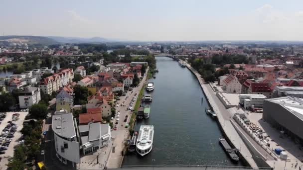Вид с воздуха на реку Дунай в городе Регенсбург, Бавария, Германия. Лето 2018, 4K — стоковое видео