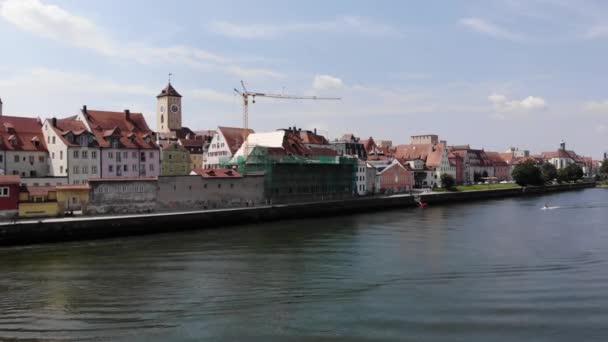 Embankment of Danube river, architecture, Old Town Hall - Stadt Regensburg, Alemanha. Vista aérea — Vídeo de Stock