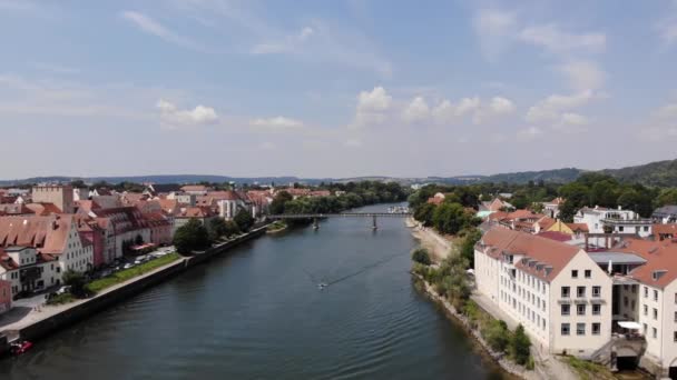 Вид с воздуха на реку Дунай и архитектуру города Регенсбург, Бавария, Германия — стоковое видео