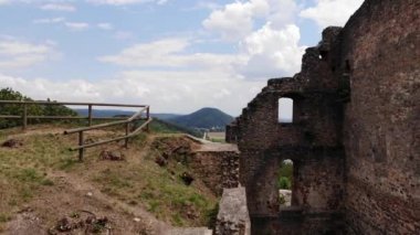 Antik Donaustauf kalesinin panoramik taş duvarlar. Tuna Nehri ve Walhalla Anıtı hava görünümünü tepede, Donaustauf, Bavyera, Almanya