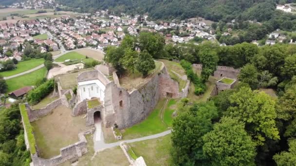 Luftaufnahme der alten Burg Donaustauf auf dem Hügel, Bayern, Deutschland. Fliegenkreis — Stockvideo
