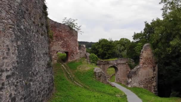 Kamienne ściany starożytnego zamku Donaustauf, łuki i trasy w pobliżu zamku, Donaustauf, Bawaria, Niemcy. Widok z lotu ptaka, 4k — Wideo stockowe