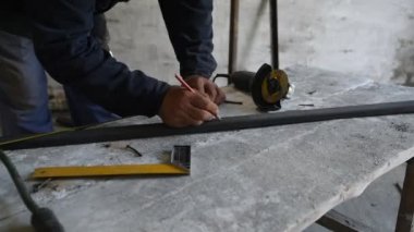 Biçimlendirme işleminden önce kesme metal elektrik açı değirmeni, uzman iş ile