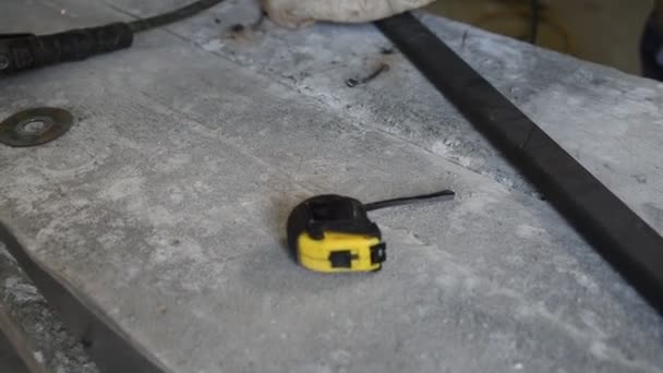 用电动角磨床切割矩形金属型材的工艺 金属结构焊接用零件的制备 职业和技能的人 — 图库视频影像