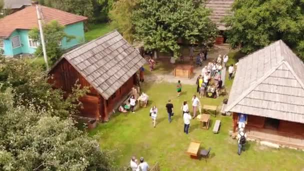 Nahuievychi village, Lviv, Ucrania - 26 de agosto de 2018: Celebrando el aniversario del cumpleaños del prominente poeta ucraniano Ivan Franko, feria y turistas. Lugar Museo Ivan Franko. Vista aérea — Vídeo de stock