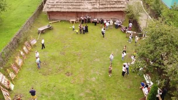 Nahuievychi village, Lviv, Ucrania - 26 de agosto de 2018: Celebrando el aniversario del cumpleaños del prominente poeta ucraniano Ivan Franko, feria y turistas. Lugar Museo Ivan Franko. Vista aérea — Vídeos de Stock