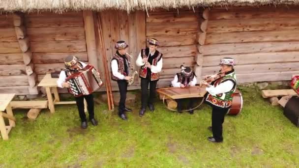 Nahuievychi village, Lviv, Ucrania - 26 de agosto de 2018: Los hombres en traje nacional ucraniano tocan instrumentos musicales. Celebrando el aniversario del cumpleaños del prominente poeta ucraniano Ivan Franko — Vídeo de stock