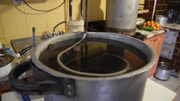密造酒装置の冷却システム。自家製密造酒、蒸留プロセス — ストック動画
