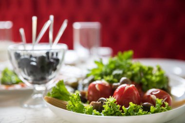 Napa lahana yaprakları ve diğer yeşillik masada Ukrayna restoranda et lokantası Festival restoranı ile turşusu domates