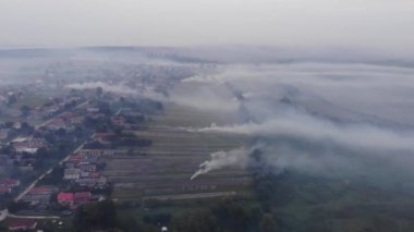 Sahada, yanan yabani ot duman, çevreye, atmosferik kirlilik zarar. Sonbahar zaman, kırsal alan, Ukrayna