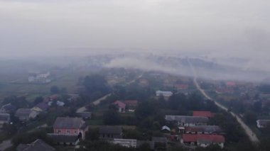 Atmosferik kirlilik. Sahada, yanan yabani ot duman, çevreye zarar. Sonbahar zaman, kırsal alan. Drone üzerinden havadan görünümü