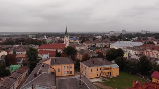 Vista aérea da arquitetura da cidade de Stryi, Ucrânia. À frente está localizada a antiga Igreja de Nossa Senhora Protetora. Voar para a frente técnica, 4k — Vídeo de Stock