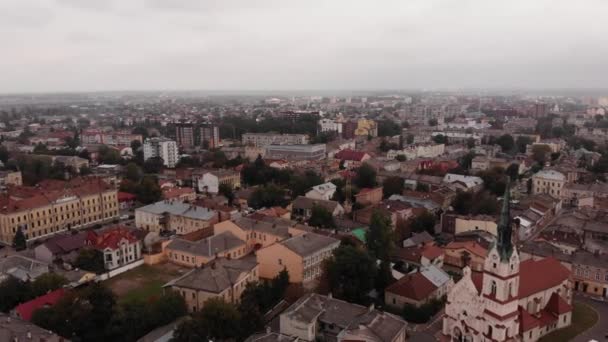 Вид с воздуха на архитектуру города Стрый, лечу возле старой церкви Одигитрии Божией Матери, Украина. Техника полета вперед — стоковое видео