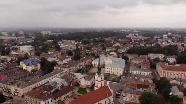 Vue aérienne de l'architecture de la ville de Stryi avec mouche autour de la vieille église de Notre-Dame Protectrice, Ukraine, 4k — Video