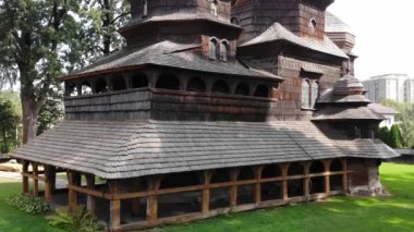 Drohobych, Ukrayna eski ahşap St. Georges Kilisesi. Dünya Mirası. Havadan görünümü, yumuşak bir uçuş kadar Drohobych şehrin panoramik manzaralı