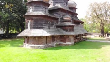 Drohobych, Ukrayna eski ahşap St Georges Kilisesi. Dünya Mirası. Havadan görünümü, yumuşak bir uçuş kadar 4k