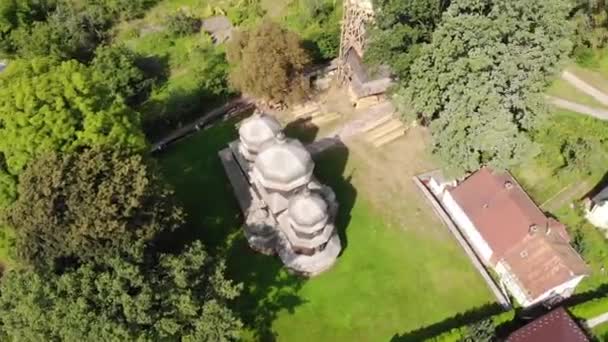 Oude houten St. Georges Church in Drohobytsj, Oekraïne. Werelderfgoed. Luchtfoto met vlieg rond — Stockvideo