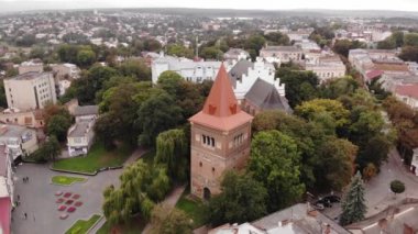 Çan Kulesi ve antik Kilisesi St Bartholomew, havadan görünümü tekniği sinek. Drohobych şehir, merkezi Ukrayna tuz yapma