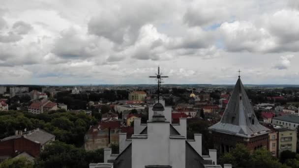 Luchtfoto van oude stad Drohobytsj, centrum van de zoutwinning in Oekraïne. Boven de oude kerk van St. Bartholomeus gotische en barokke — Stockvideo