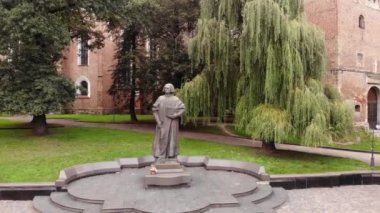 Yuriy Drohobych anıt, tuğla Gotik St. Bartholomew Kilisesi ve onun çan kulesi, manzara Drohobych City, Ukrayna Hava görünümünü. Yumuşak bir uçuş tekniği kadar
