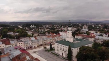 Şehir Drohobych City, Ukrayna Hava görünümünü. Mimari, Belediye, merkezi kare, Holy Trinity, panoramik şehir Katedrali. Uçuş hemen pürüzsüz ve yukarı
