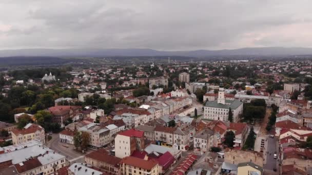Vista aérea do centro da cidade de Drohobych, Ucrânia. Arquitetura, prefeitura, praça central, catedral da Santíssima Trindade, vista panorâmica da cidade. Voo suave em linha reta e para cima — Vídeo de Stock