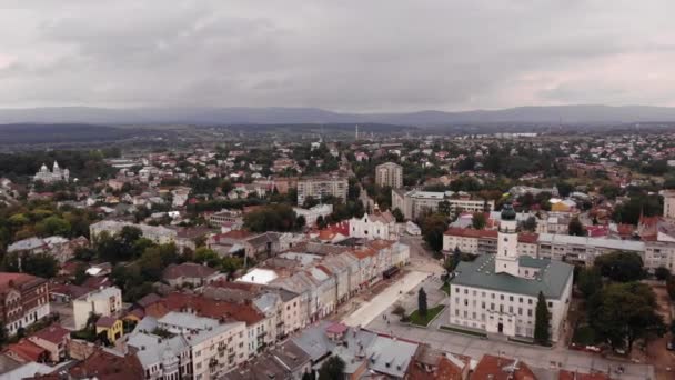 Vista aérea del centro de Drohobych, Ucrania. Arquitectura, ayuntamiento, plaza central, catedral de la Santísima Trinidad, vista panorámica de la ciudad. Vuelo suave recto y arriba — Vídeos de Stock