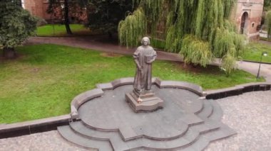 Yuriy Drohobych anıt Drohobych City, Ukrayna Hava görünümünü. Yuriy Kotermak olarak da bilinir, Giorgio da Leopoli. Pürüzsüz sinek tekniği çevresinde
