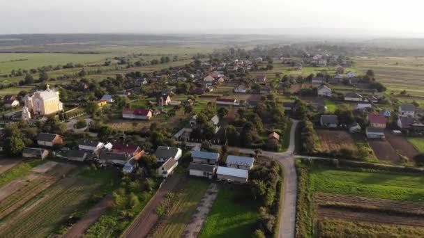 Вид с воздуха на село на западе Украины, пролет вперед с поворотом налево — стоковое видео
