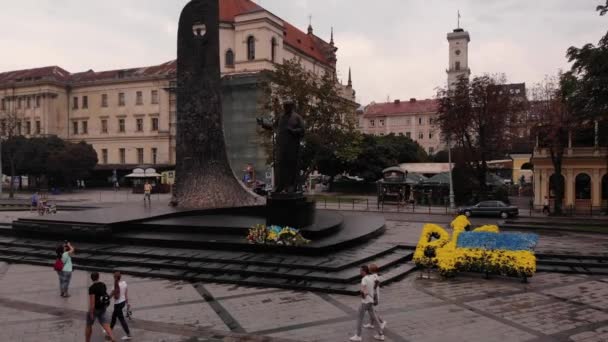 Lviv Ukraine August 2018 People Walk Make Photos Statue Taras — Stock Video